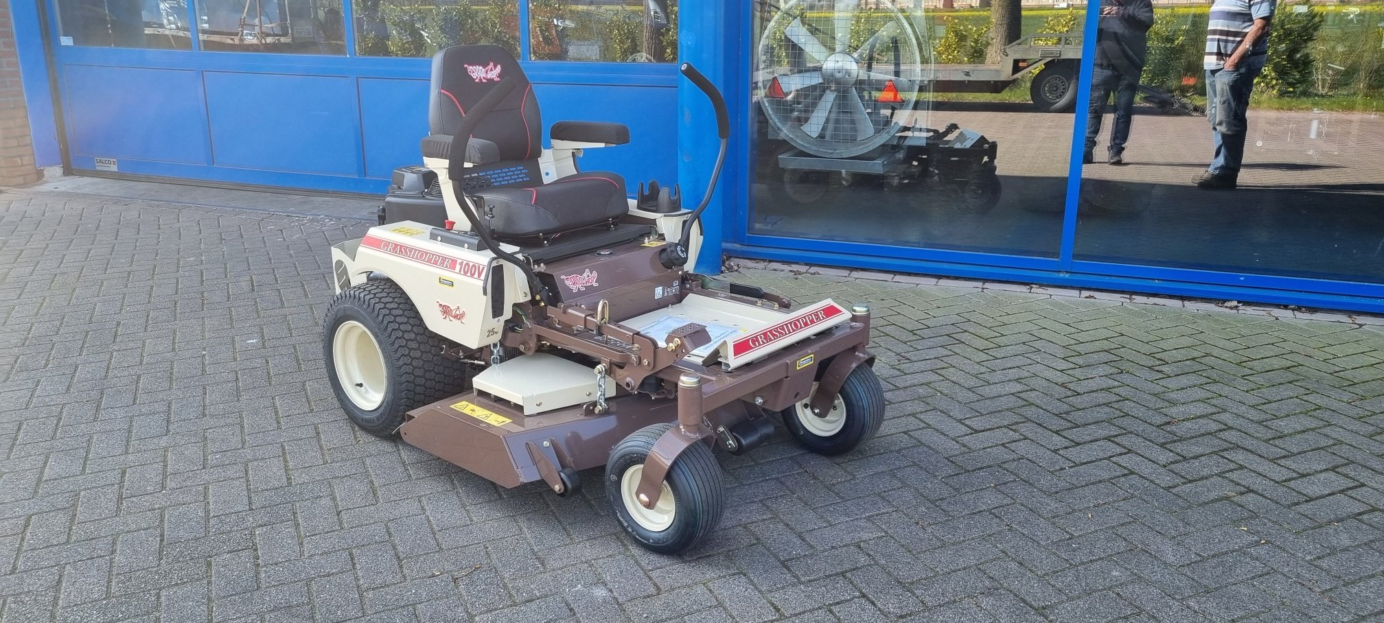 GrassHopper Zero-Turn maaier afgeleverd in de regio