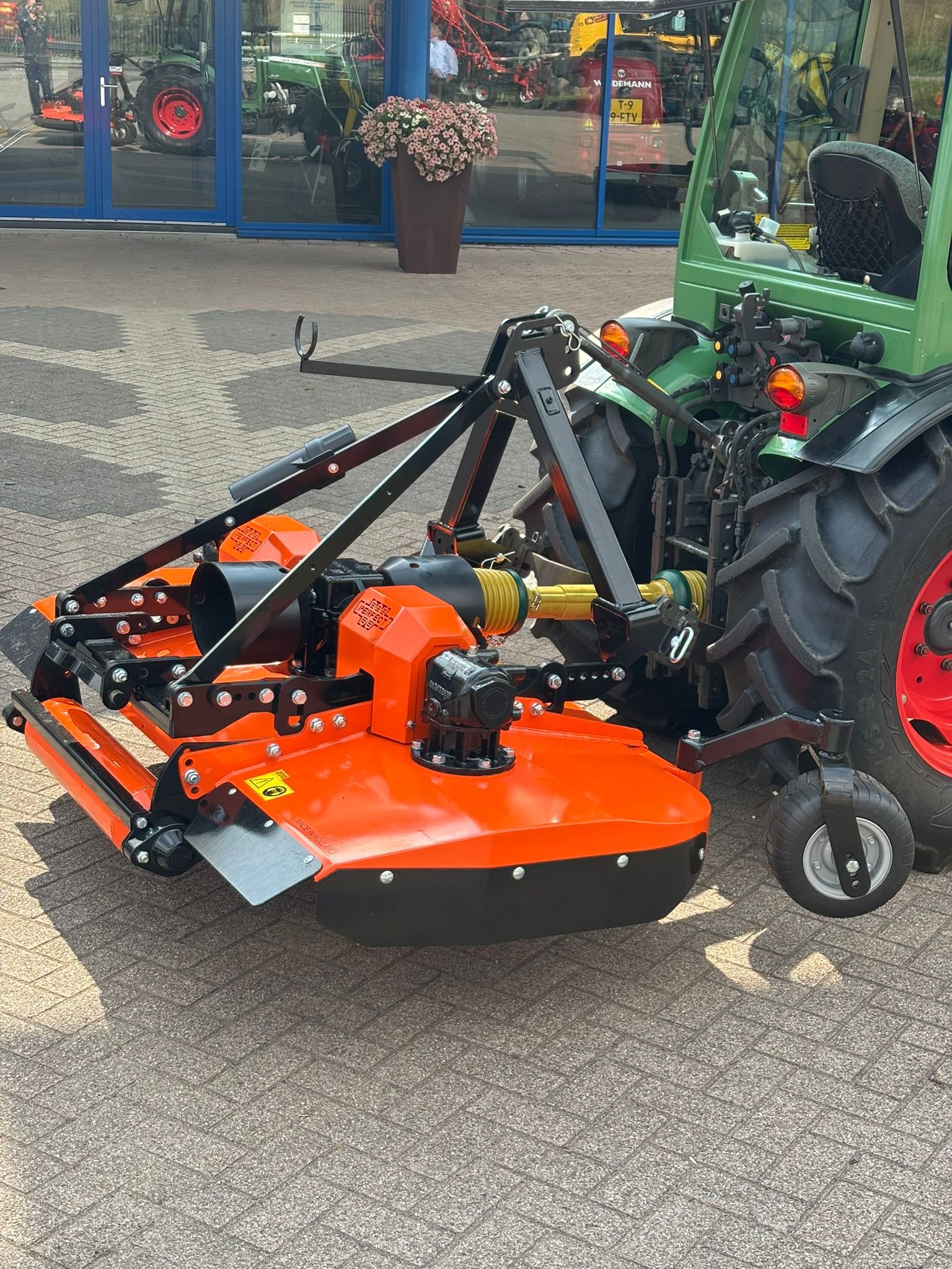 Fruitbedrijf Boumans neemt de nieuwe T-Rex maaier in gebruik