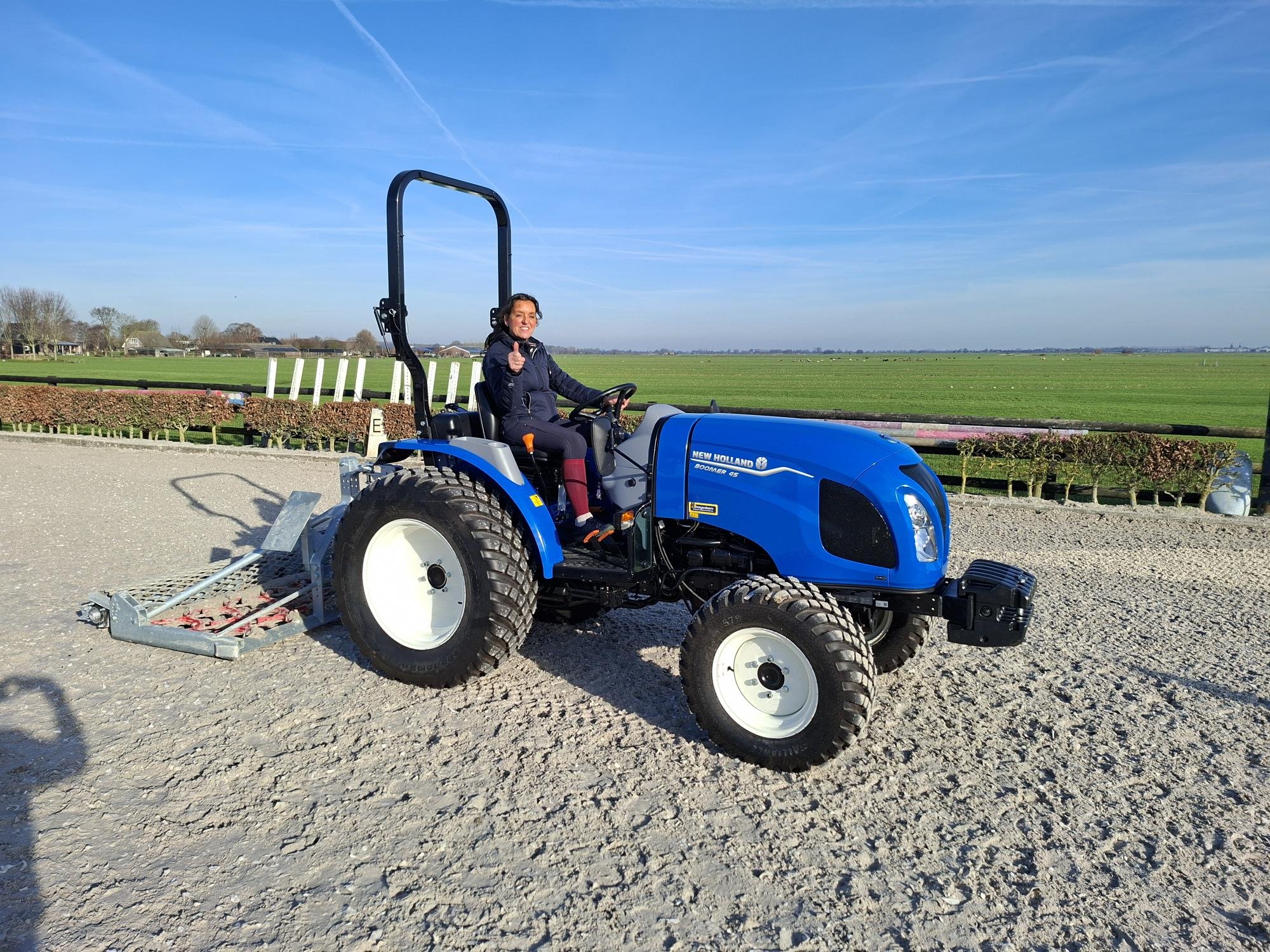 New Holland Boomer 45  Hydro geleverd aan Hippisch Centrum de Lange Linschoten