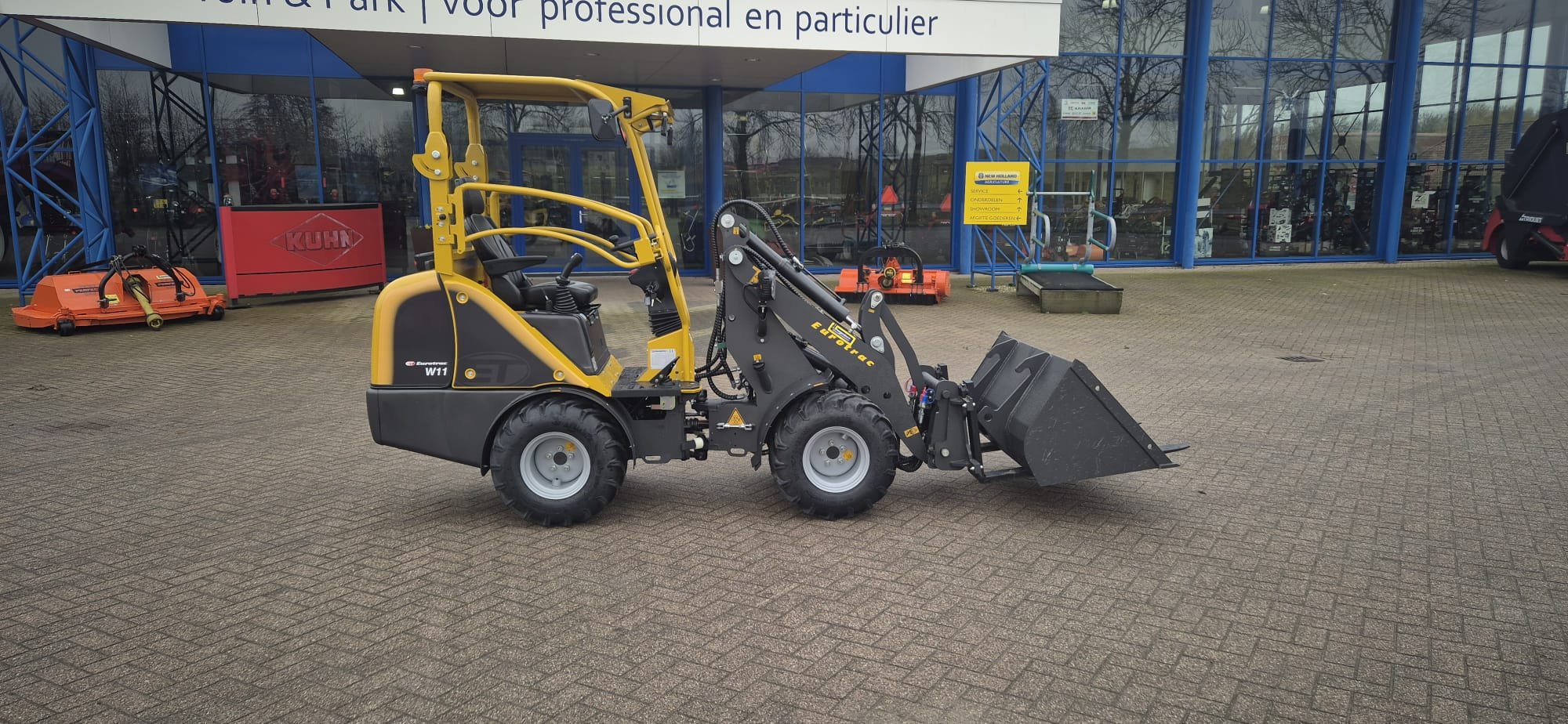 Aflevering Eurotrac W 11 Shovel bij Vleeswaren Groothandel