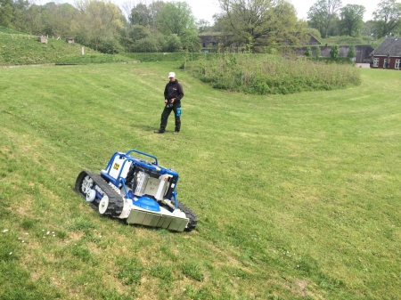 Op afstand bestuurbare ruw-terrein maaier X-rot