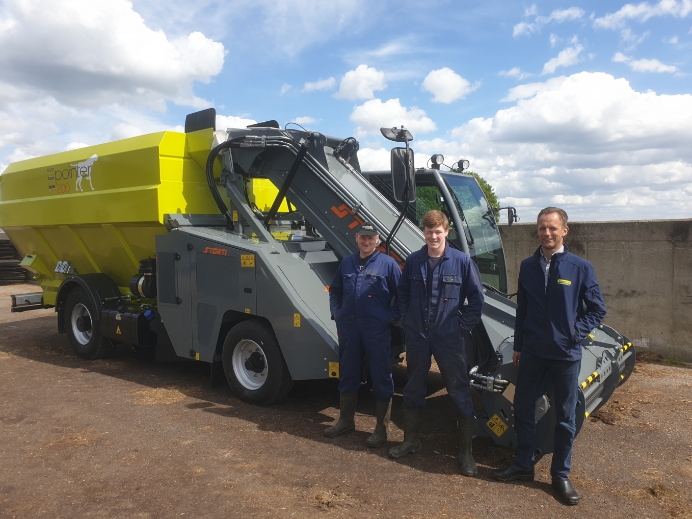 Aflevering van onze 10e Zelfrijdende Voermengwagen bij G. van Rooijen in Tricht Aflevering van onze 10e Zelfrijdende Voermengwagen bij G. van Rooijen in Tricht