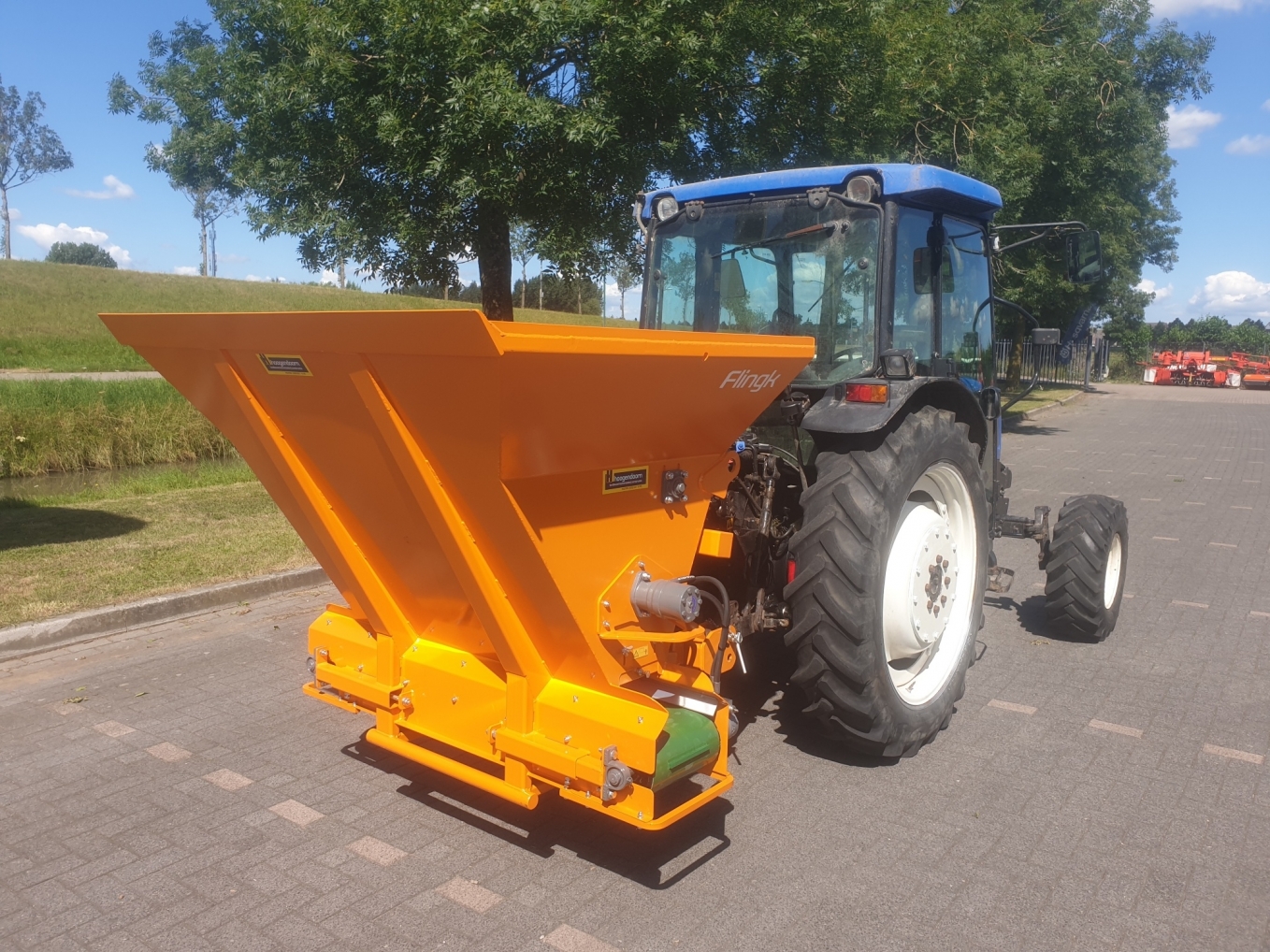 Flingk instrooibak afgeleverd aan veehouderij Flingk instrooibak afgeleverd aan veehouderij