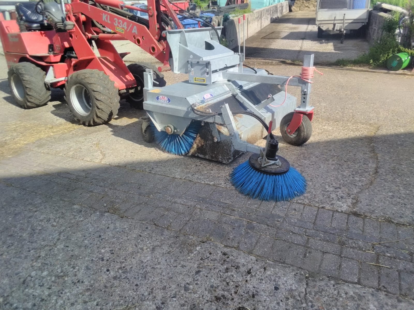 Kuhn schudder en Sweep veegmachine afgeleverd bij Familie van Ekeren Kuhn schudder en Sweep veegmachine afgeleverd bij Familie van Ekeren