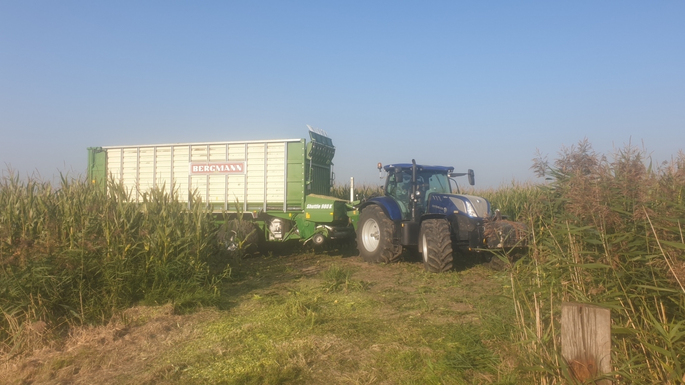 New Holland T7.270 Blue Power + Bergmann Shuttle 980K opraapwagen geleverd bij V.O.F. Verhoef New Holland T7.270 Blue Power + Bergmann Shuttle 980K opraapwagen geleverd bij V.O.F. Verhoef