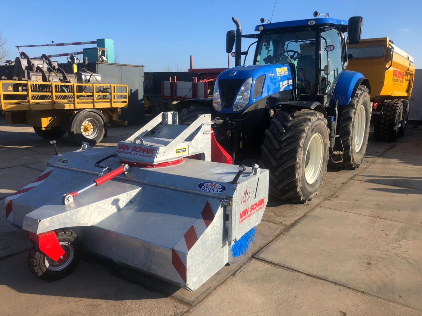 Aflevering M-Sweep veegmachine bij Van Schaik Aflevering M-Sweep veegmachine bij Van Schaik