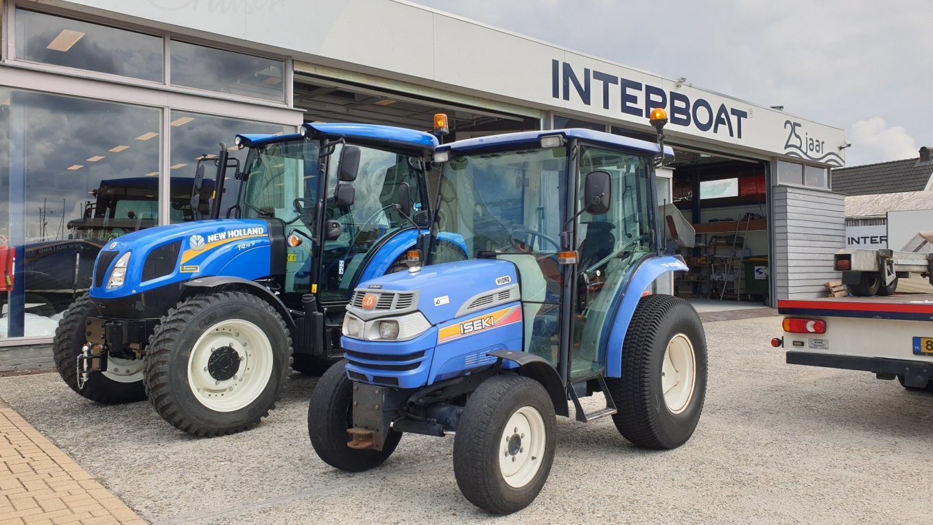 Iseki trekker maakt plaats voor een New Holland trekker in Loosdrecht Iseki trekker maakt plaats voor een New Holland trekker in Loosdrecht