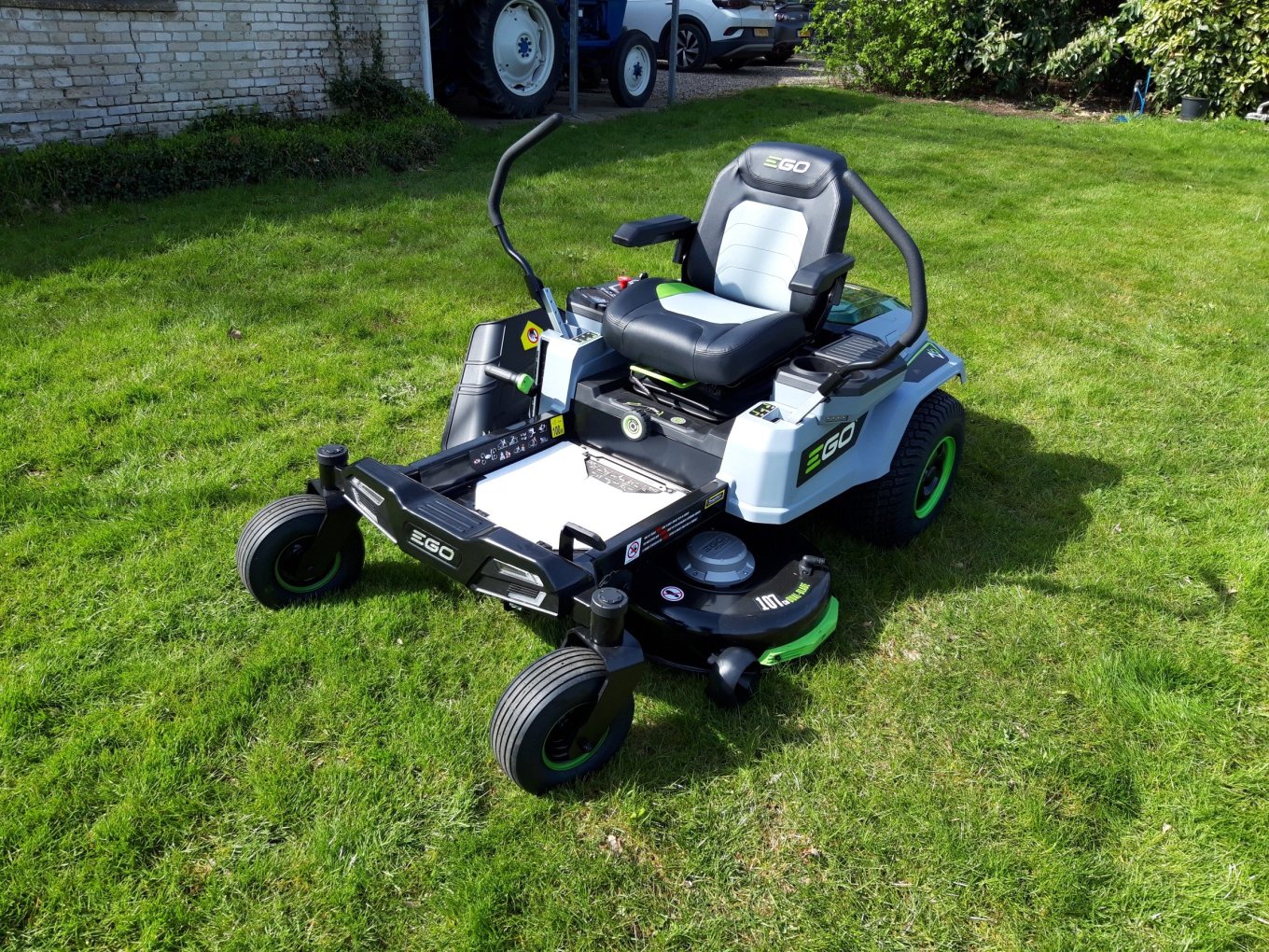 Twee EGO Z6 Zero Turn zitmaaiers geleverd Twee EGO Z6 Zero Turn zitmaaiers geleverd