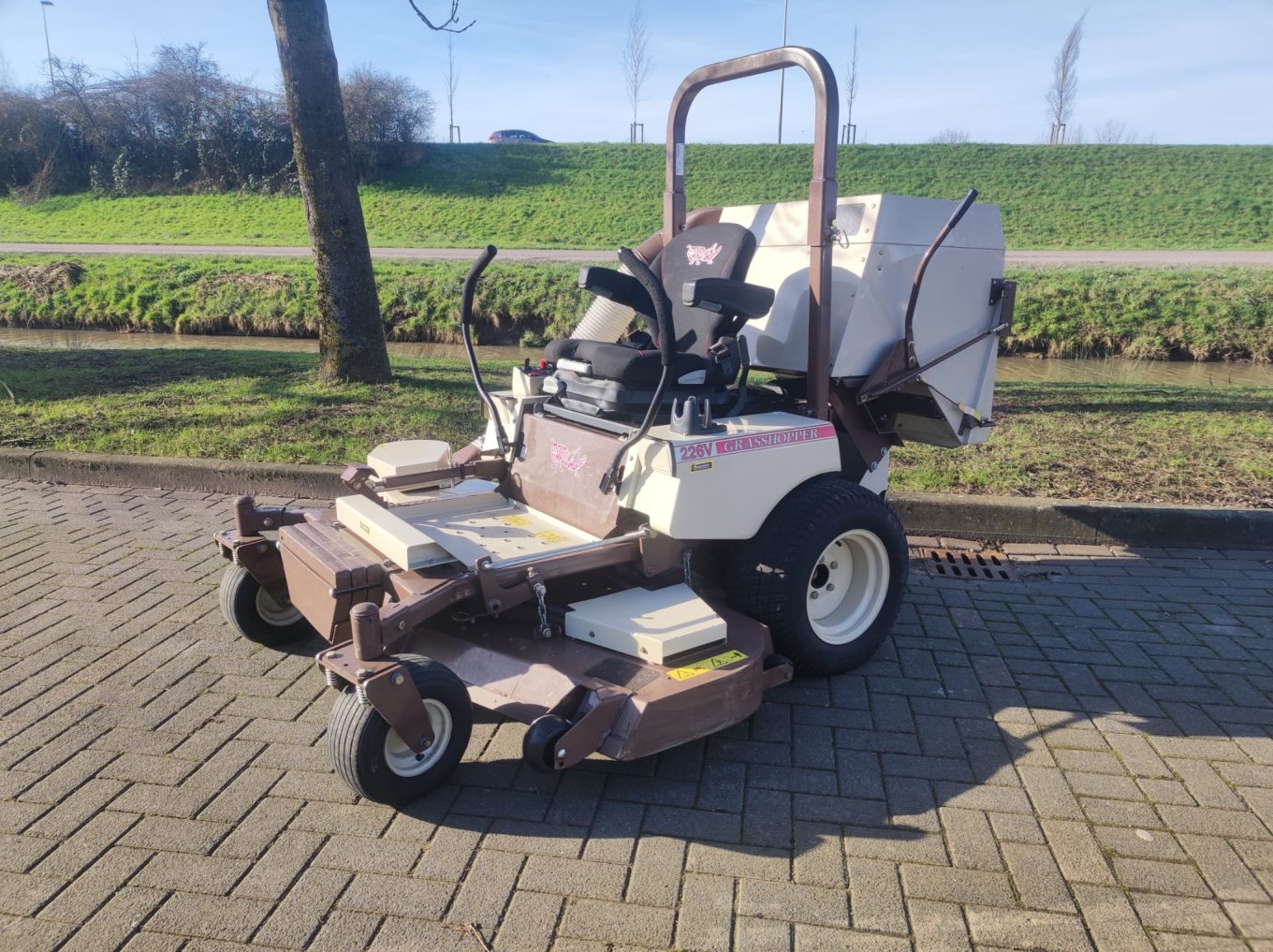 GrassHopper 226V61 Zero-Turn zitmaaier geleverd aan vakantiepark GrassHopper 226V61 Zero-Turn zitmaaier geleverd aan vakantiepark