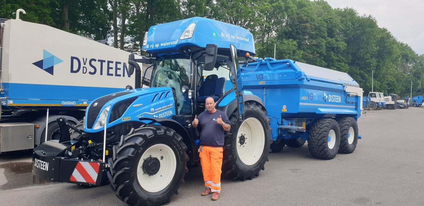 New Holland T5.140 AC op waterstof en VGM kieper voor van der Steen New Holland T5.140 AC op waterstof en VGM kieper voor van der Steen