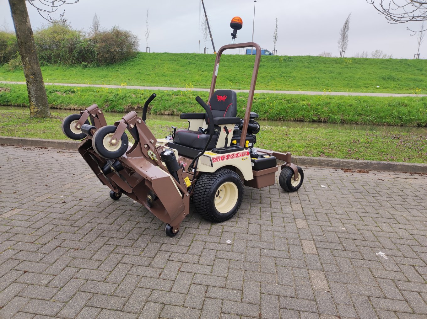 GrassHopper 526V52 Zero-Turn zitmaaier geleverd aan klant Polsbroek GrassHopper 526V52 Zero-Turn zitmaaier geleverd aan klant Polsbroek