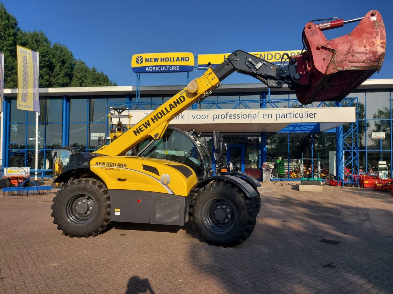New Holland TH7.37 Elite verreiker afgeleverd bij Veehouderij Vernooy New Holland TH7.37 Elite verreiker afgeleverd bij Veehouderij Vernooy