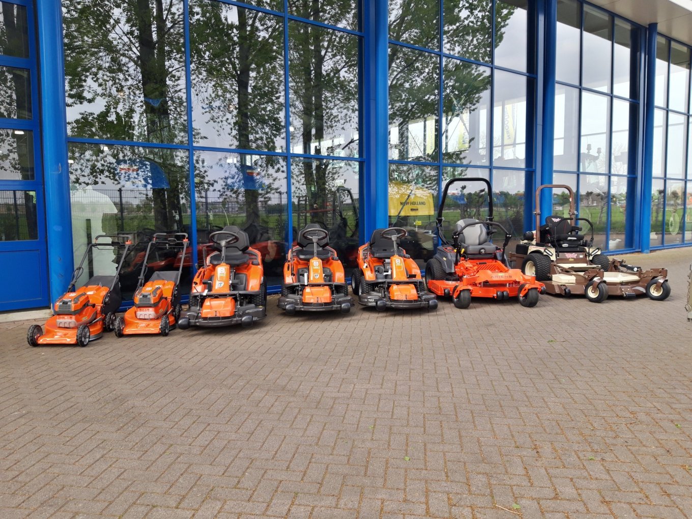 Diverse maaimachines afgeleverd Diverse maaimachines afgeleverd