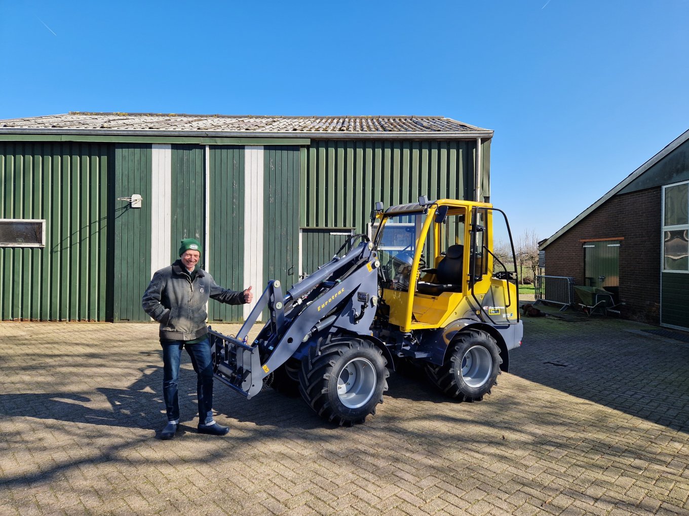Aflevering Eurotrac shovel bij Veehouderij Verweij in Hoenkoop Aflevering Eurotrac shovel bij Veehouderij Verweij in Hoenkoop