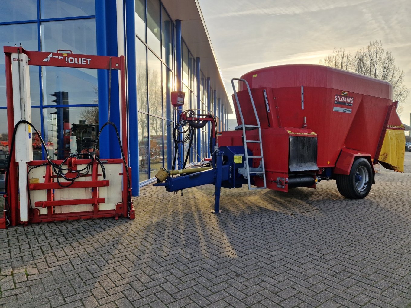 Aflevering voermengwagen en kuilsnijder bij Veehouderij Krikke Steggerda Aflevering voermengwagen en kuilsnijder bij Veehouderij Krikke Steggerda