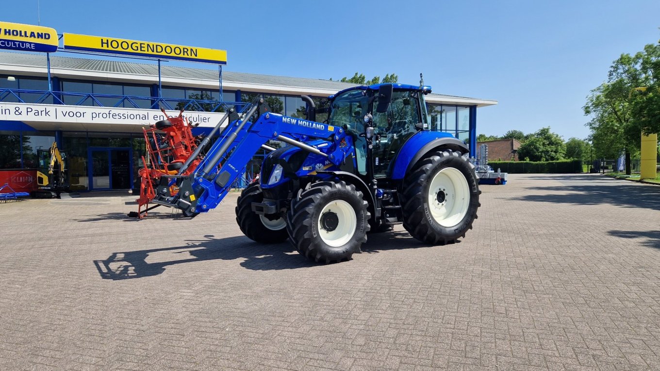 Een New Holland T5.120 EC afgeleverd bij de familie van Wijk