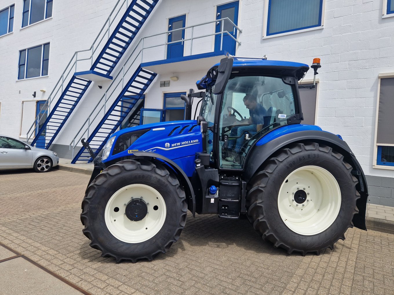 Joh. Versteeg BV uit Culemborg rijdt met New Holland T5.120 DC Joh. Versteeg BV uit Culemborg rijdt met New Holland T5.120 DC