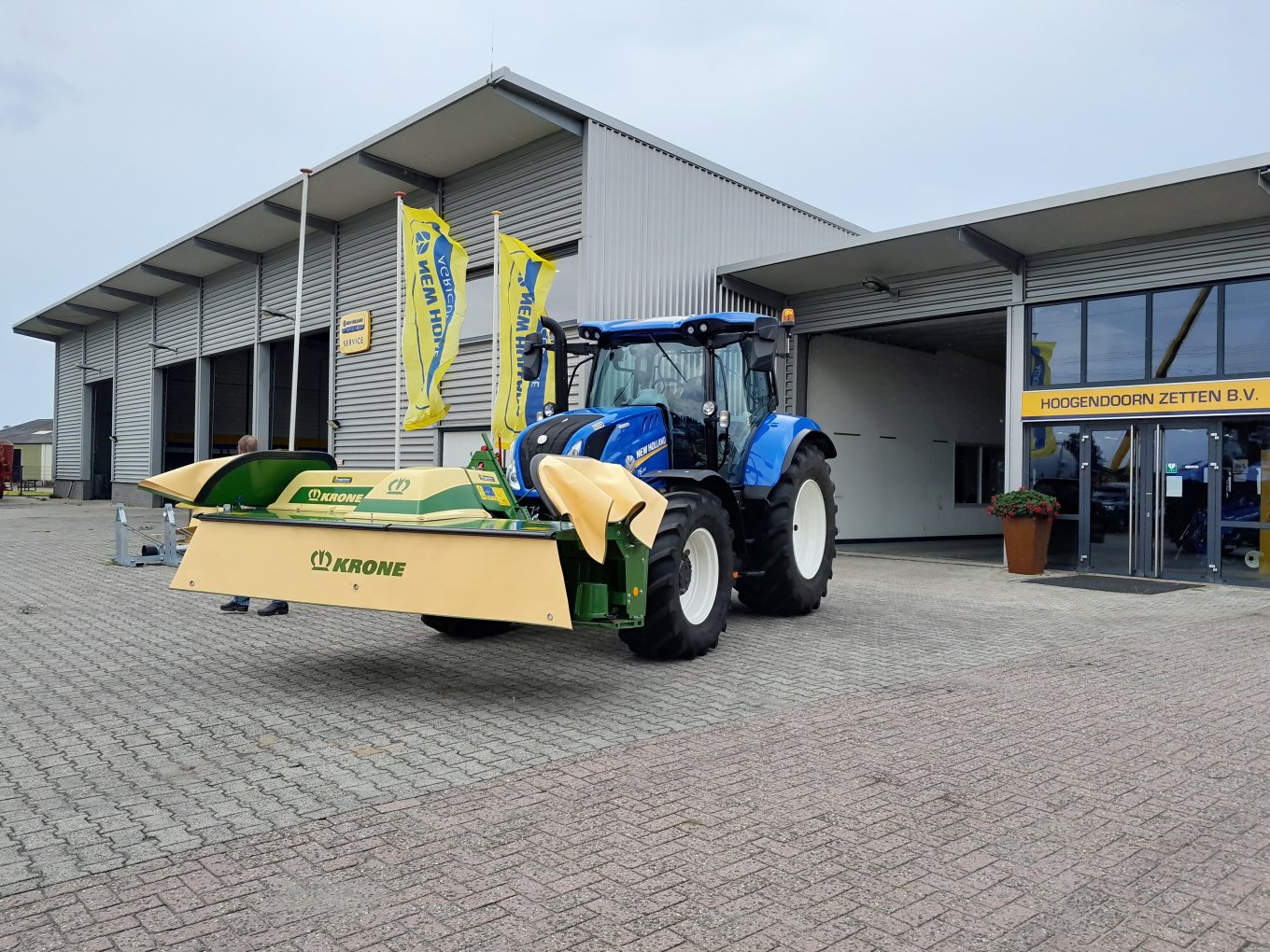 Een New Holland T6.155 DC en Krone frontmaaier voor Fam. Jochemsen