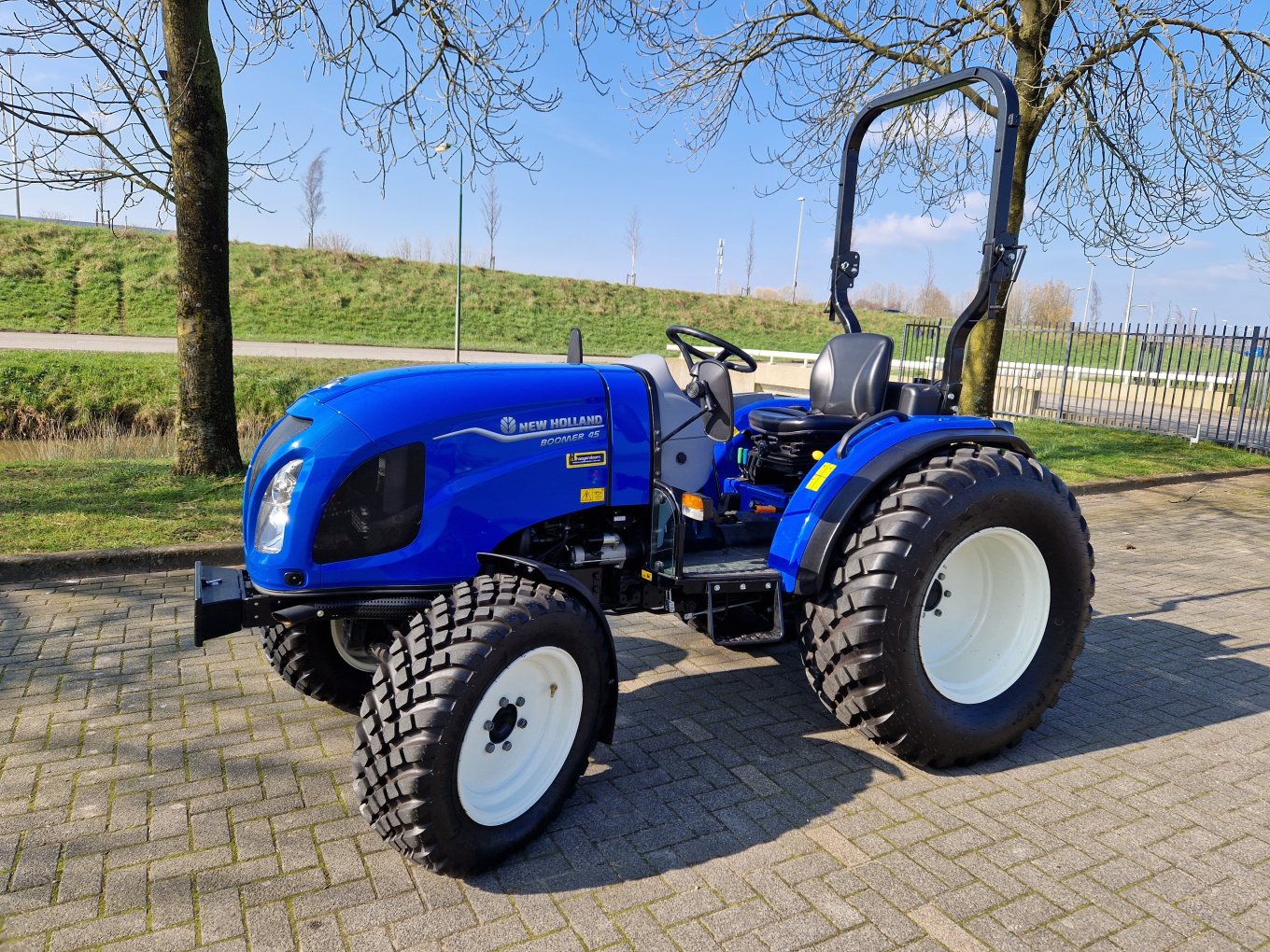 Aflevering New Holland Boomer 45 Hydrostaat bij Familie Kok