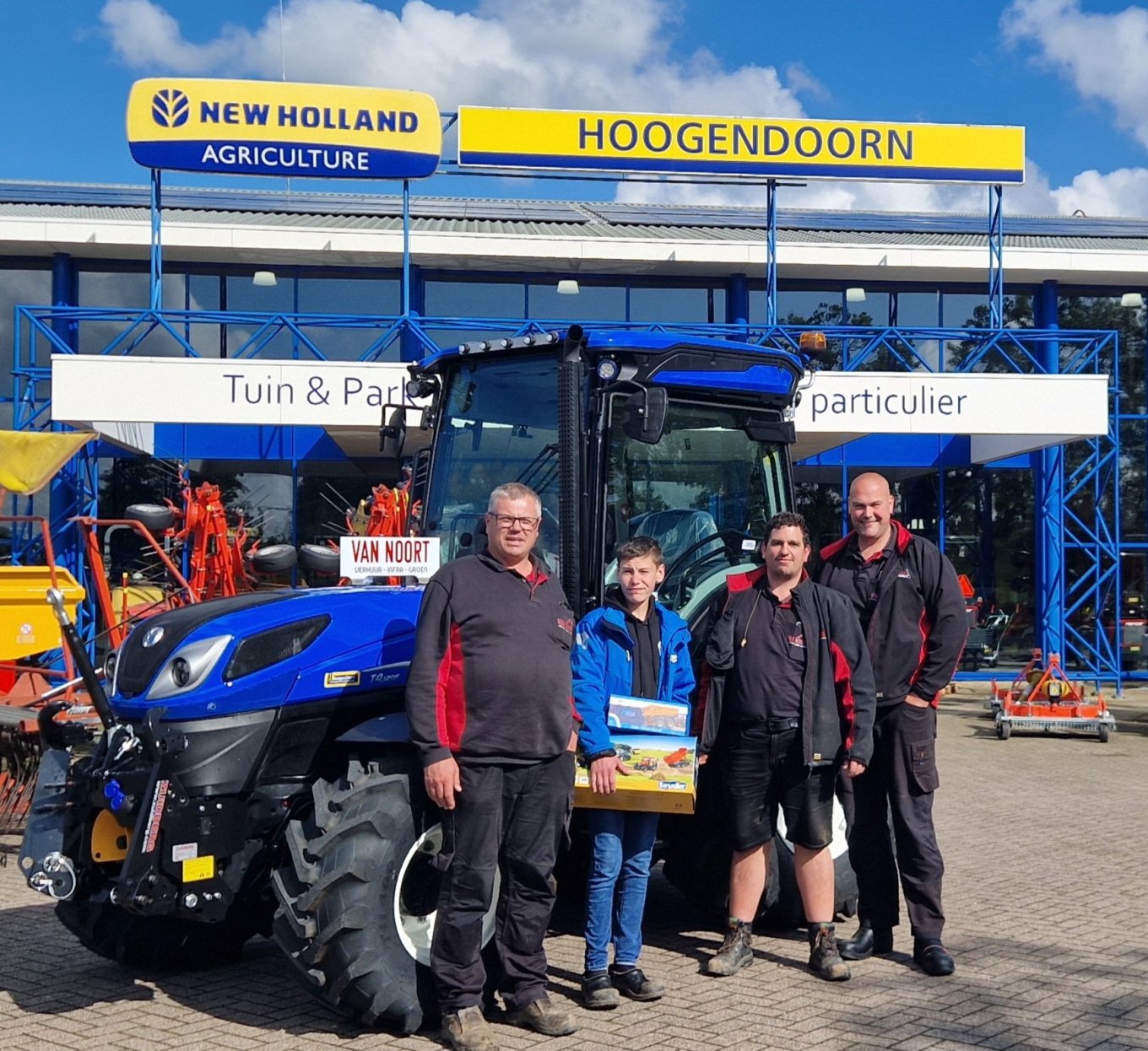 Een New Holland T4.120 F aan Van Noort Verhuur-Infra-Groen Aannemersbedrijf geleverd Een New Holland T4.120 F aan Van Noort Verhuur-Infra-Groen Aannemersbedrijf geleverd