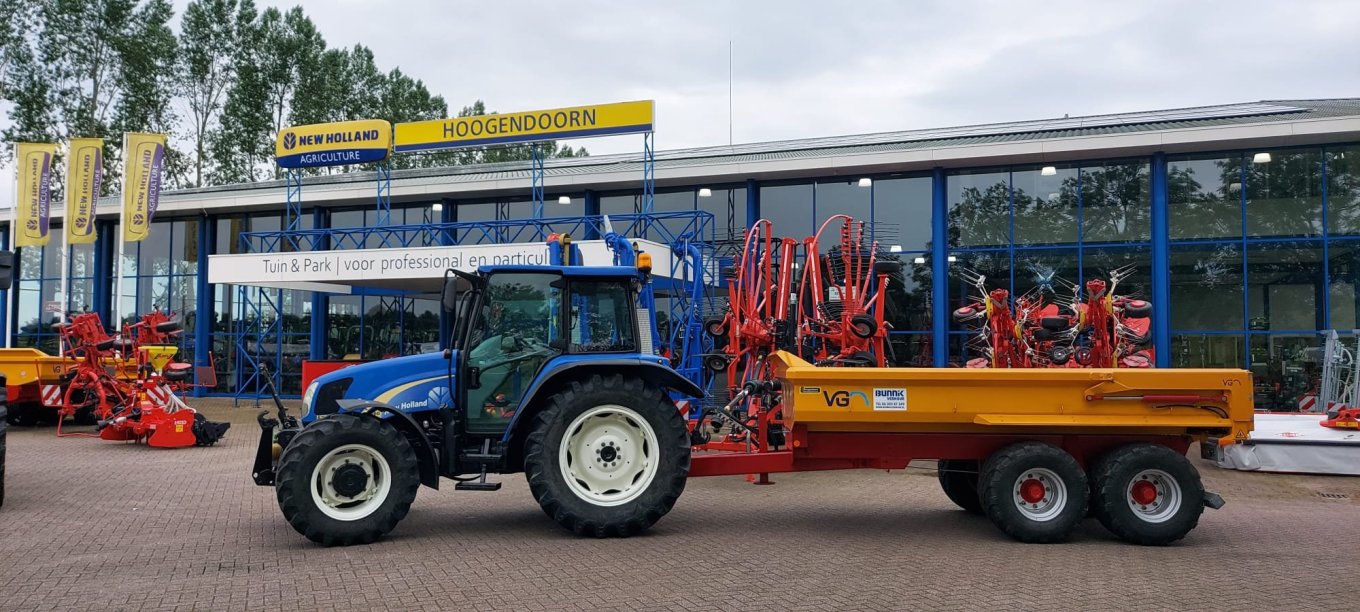 Een trekker met kieper geleverd aan verhuurbedrijf Een trekker met kieper geleverd aan verhuurbedrijf