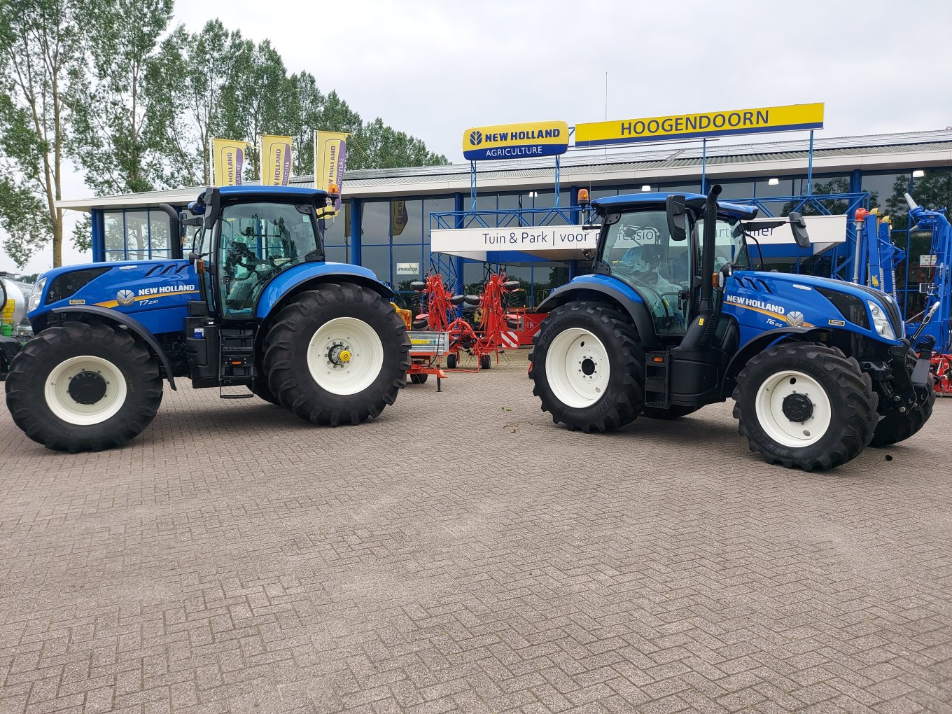 Twee New Holland trekkers afgeleverd aan Van Lint B.V. Vleuten Twee New Holland trekkers afgeleverd aan Van Lint B.V. Vleuten