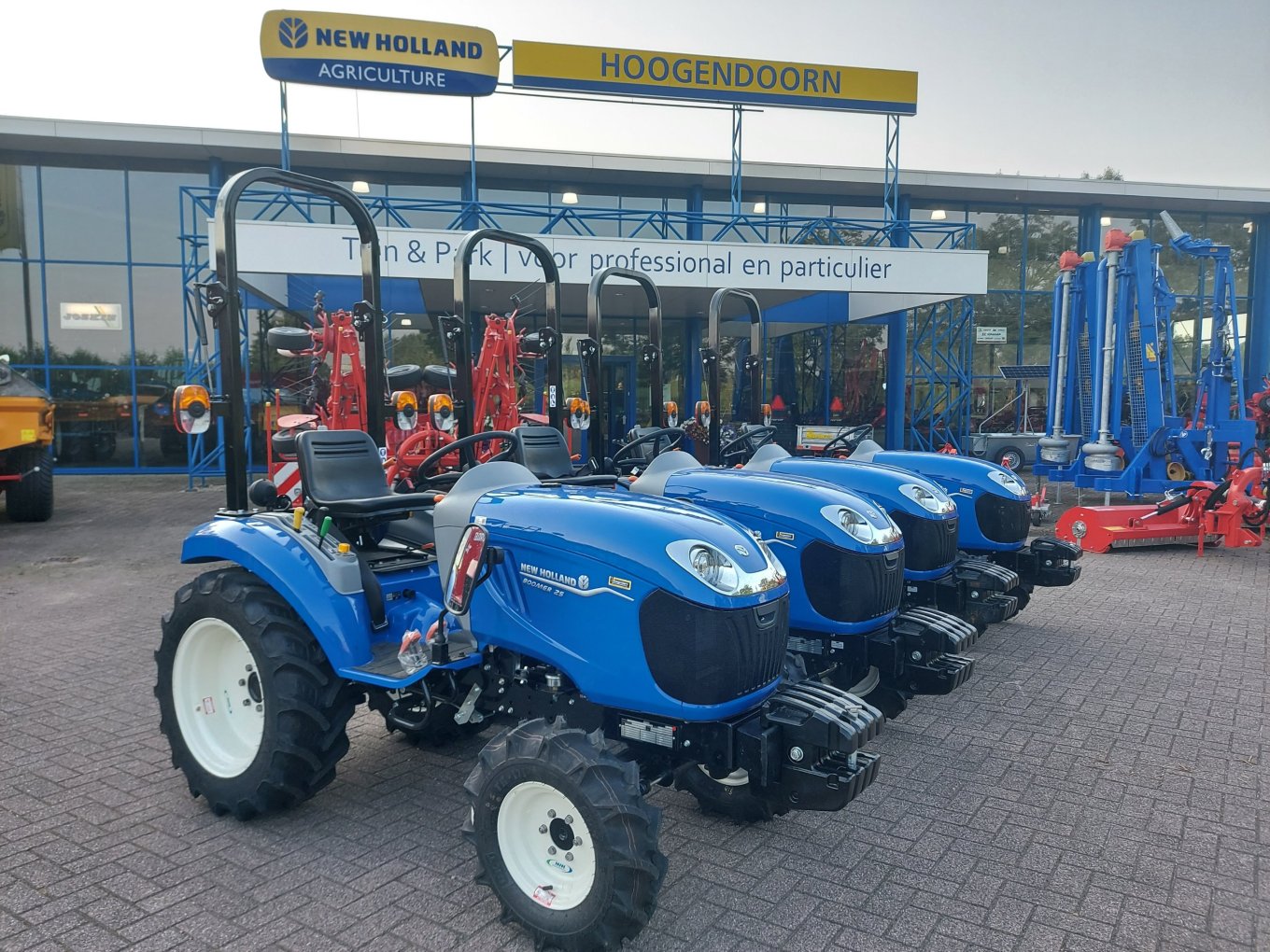 Fa. A. Smorenburg staat alweer goed gesteld met 4 New Holland Boomer 25 Fa. A. Smorenburg staat alweer goed gesteld met 4 New Holland Boomer 25