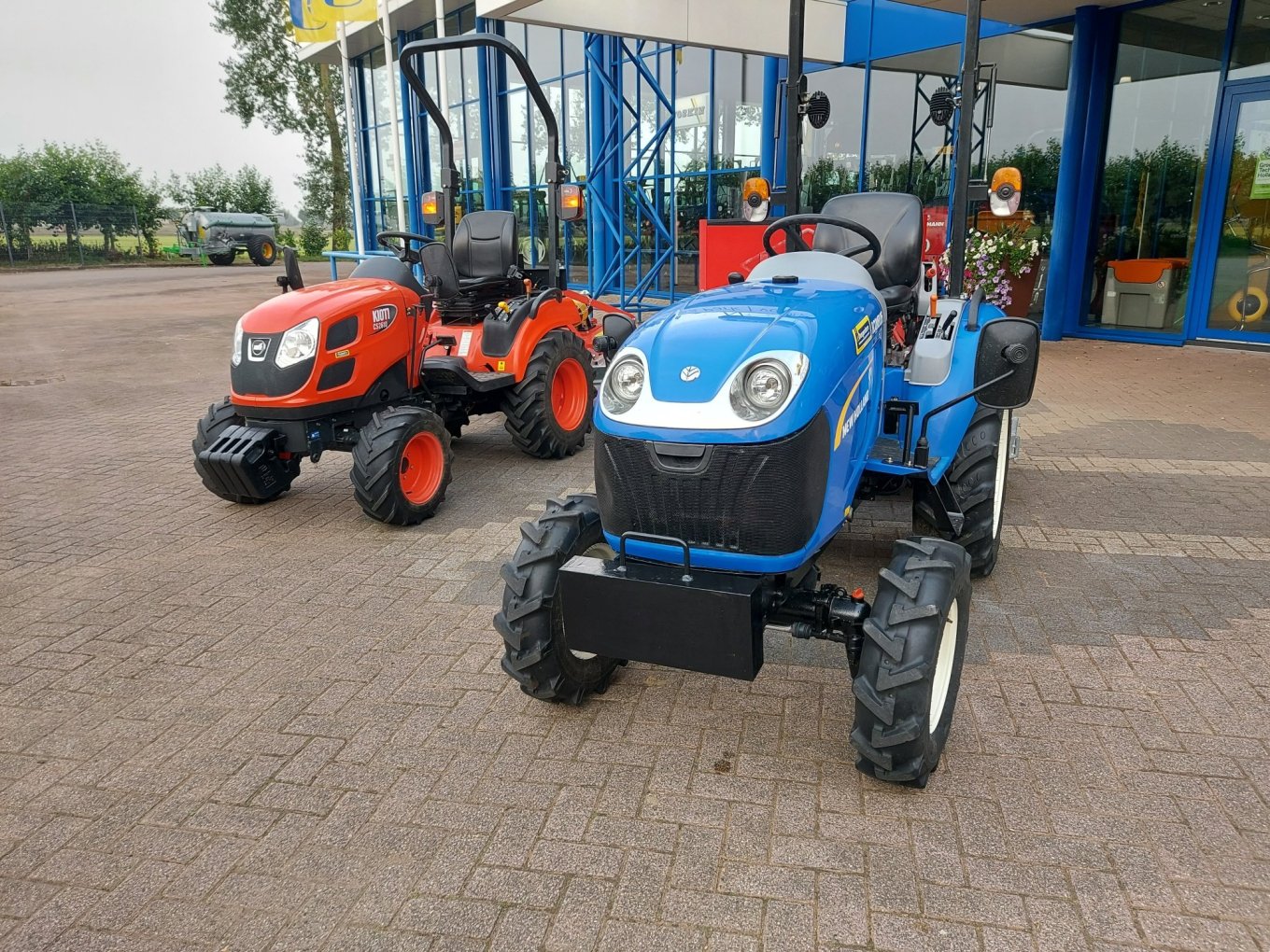 Twee tractoren met maaier en klepelmaaier afgeleverd Twee tractoren met maaier en klepelmaaier afgeleverd