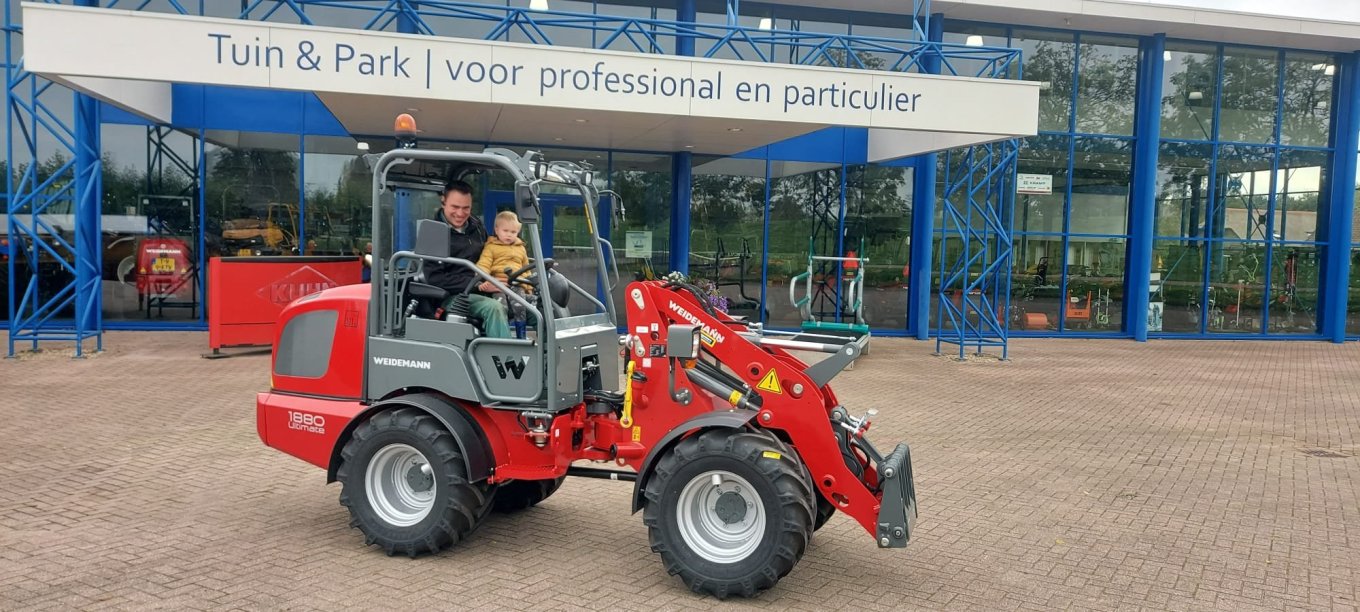 Weidemann shovel met kalkstrooier geleverd aan Fruitbedrijf van de Grift Weidemann shovel met kalkstrooier geleverd aan Fruitbedrijf van de Grift