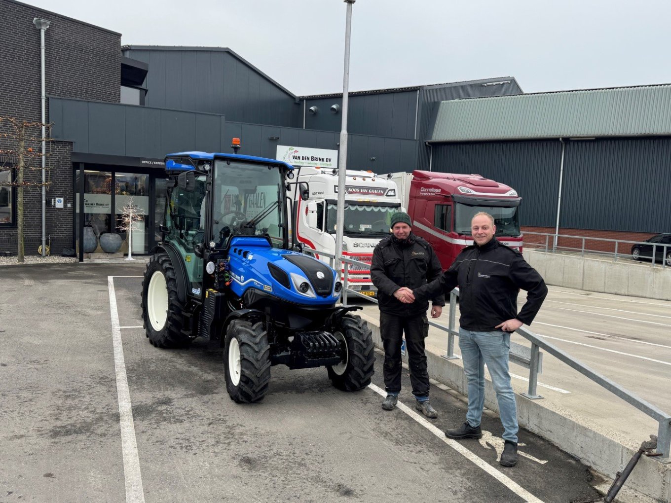 New Holland smalspoor trekker T4.110N geleverd aan Van den Brink New Holland smalspoor trekker T4.110N geleverd aan Van den Brink