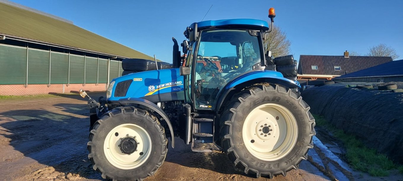 Een New Holland T6010 geleverd aan een veehouderij Een New Holland T6010 geleverd aan een veehouderij