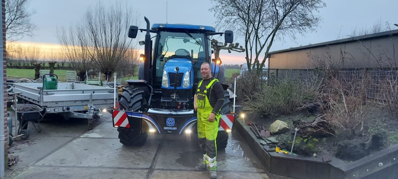 New Holland 6010 mogen leveren aan vader en zoon Kers uit Lopik New Holland 6010 mogen leveren aan vader en zoon Kers uit Lopik