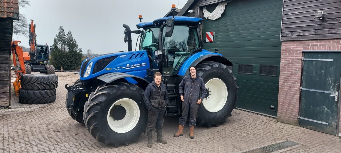 Een New Holland T7.245 AC afgeleverd aan Loonbedrijf Linck Een New Holland T7.245 AC afgeleverd aan Loonbedrijf Linck