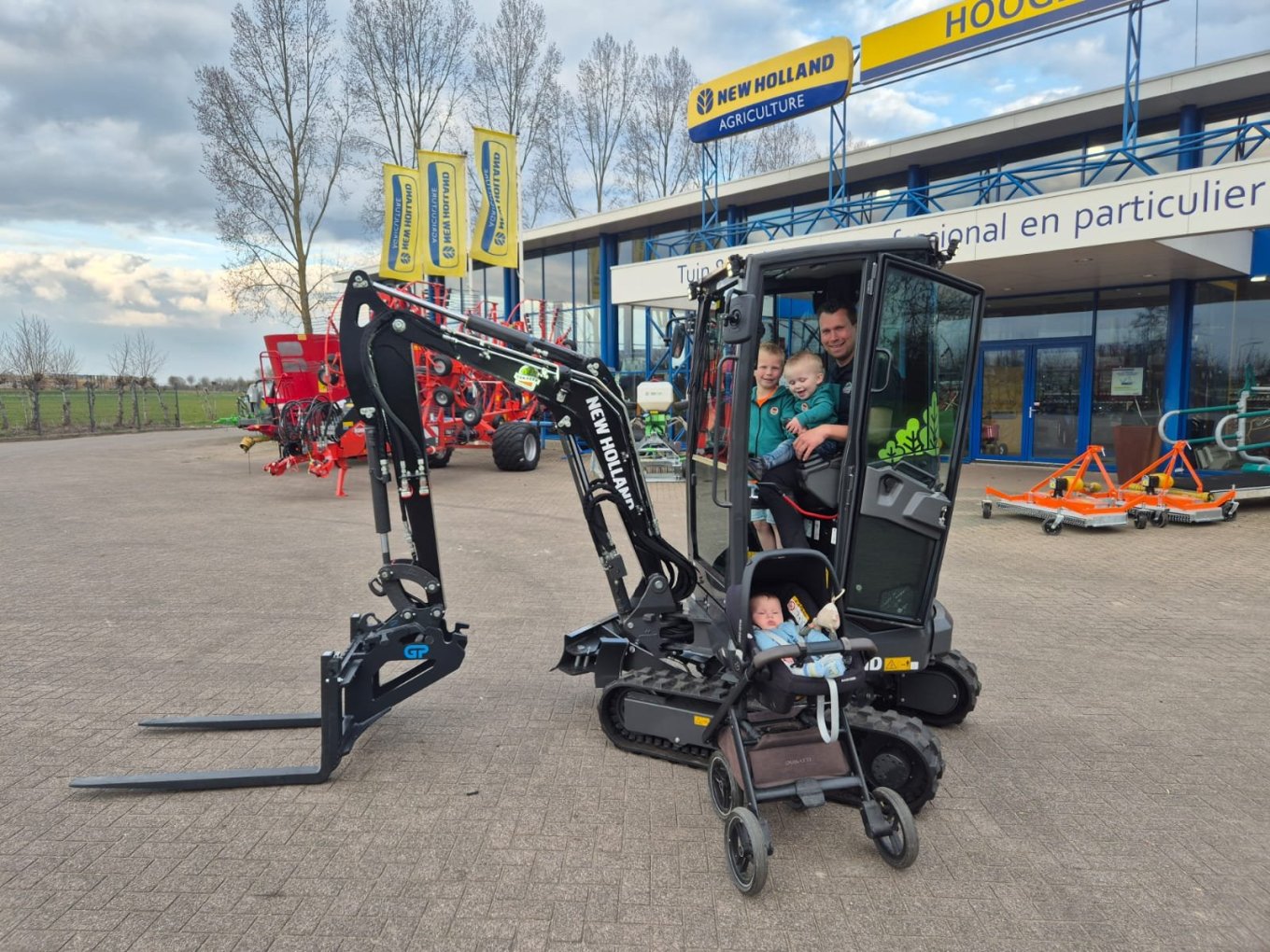 Werken met stijl: de NEWHOLLAND E19D Black Edition voor van Beek Groen! Werken met stijl: de NEWHOLLAND E19D Black Edition voor van Beek Groen!