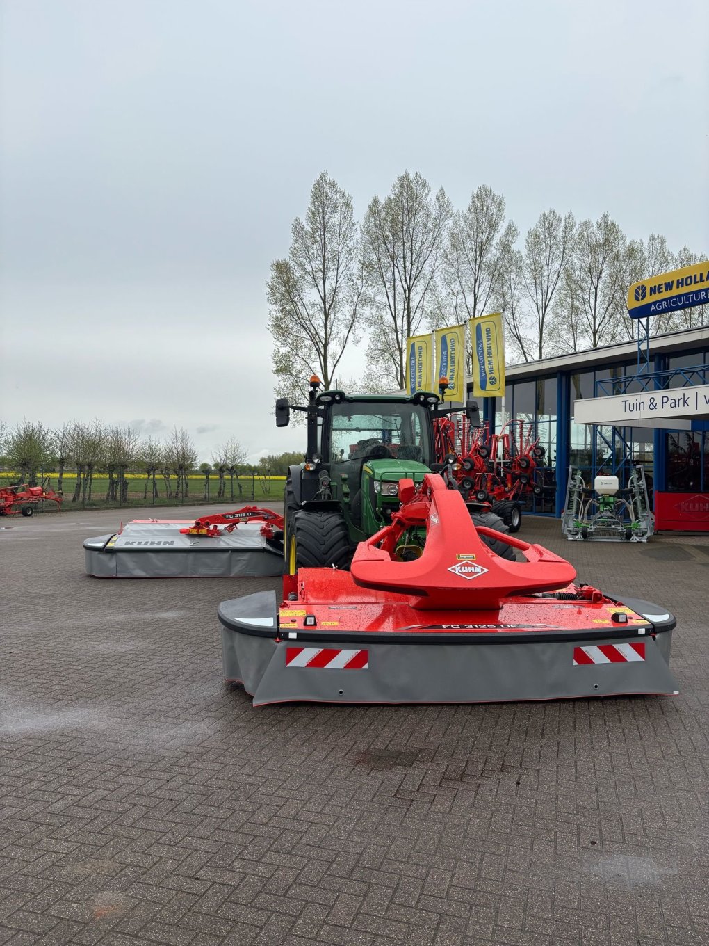 Klaar voor het maaien: Twee nieuwe Kuhn-maaiers geleverd Klaar voor het maaien: Twee nieuwe Kuhn-maaiers geleverd