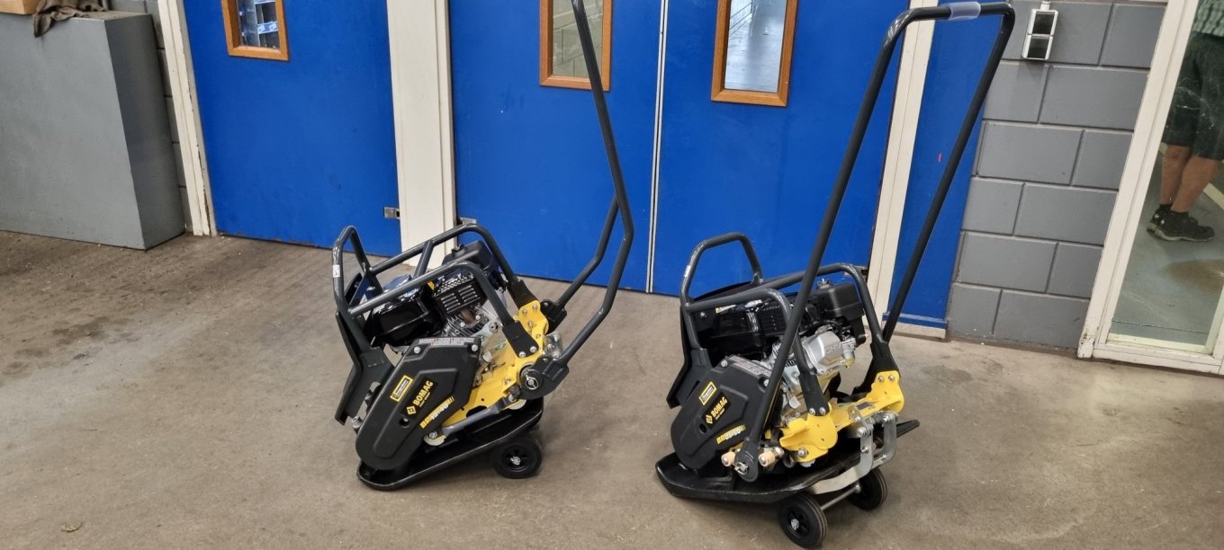 Aflevering van twee Bomag trilplaten aan tevreden klant Aflevering van twee Bomag trilplaten aan tevreden klant