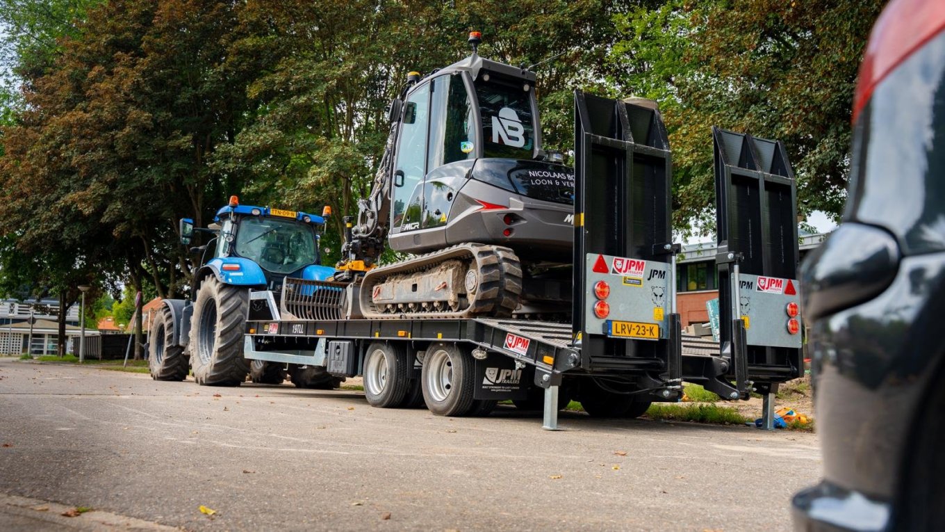 Volledig uitgeruste JPM oprijwagen voor Nicolaas Bouwman Volledig uitgeruste JPM oprijwagen voor Nicolaas Bouwman
