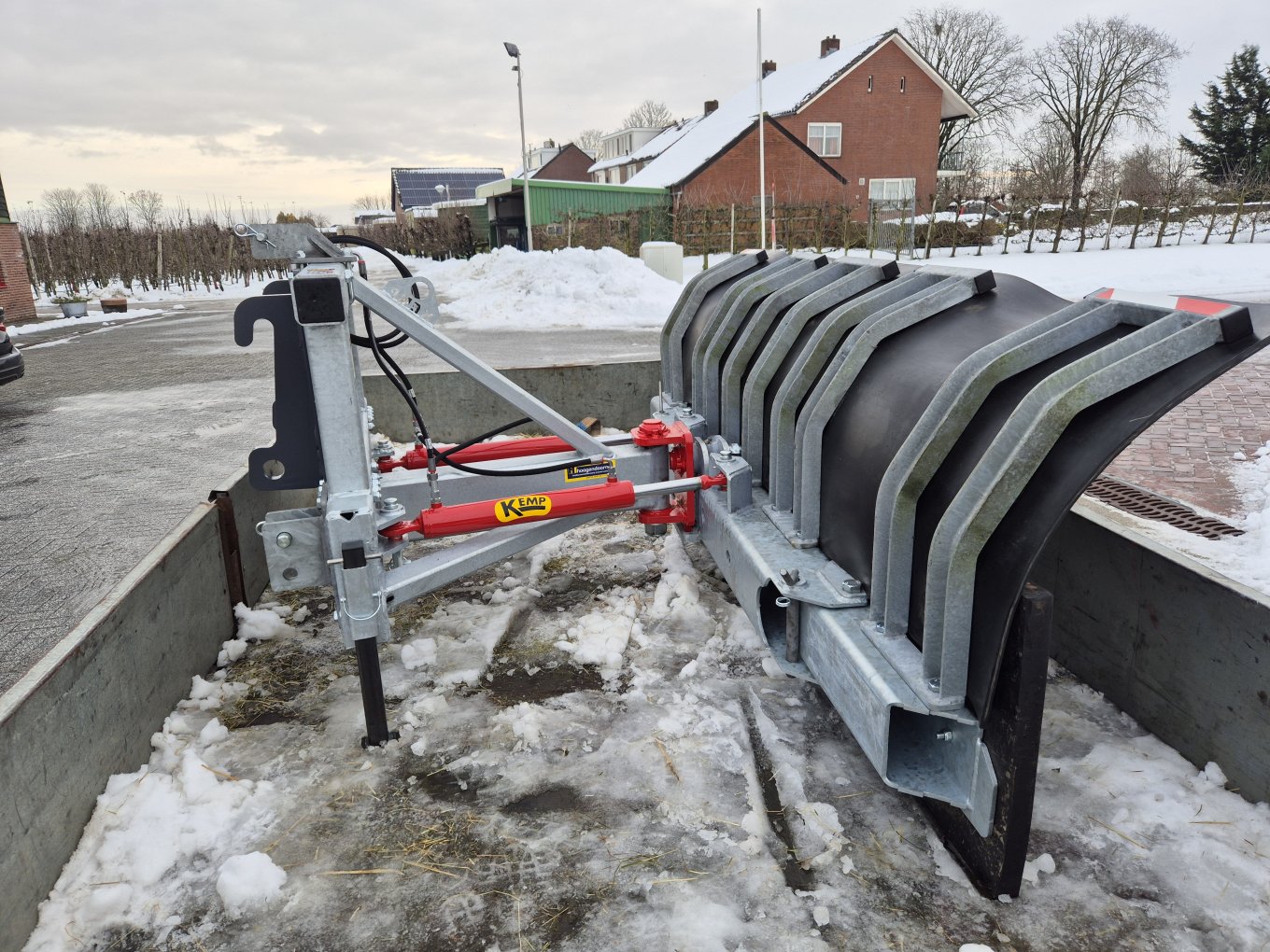 Kemp terrein- en wegenschuif van 2750 mm geleverd Kemp terrein- en wegenschuif van 2750 mm geleverd