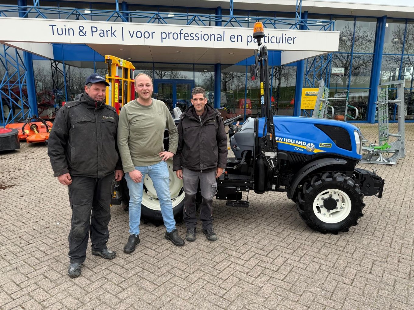 New Holland T4.80V met ILMER Hefmast afgeleverd bij Fruitbedrijf Van den Brink New Holland T4.80V met ILMER Hefmast afgeleverd bij Fruitbedrijf Van den Brink