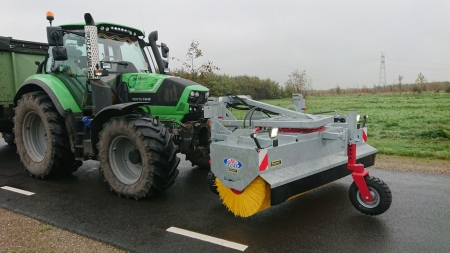 Nieuwe veegmachine afgeleverd bij Heer Land en Water uit Polsbroek