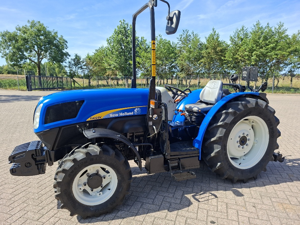 TRACTOR T4020V ROPS 4WD TRACTOR T4020V ROPS 4WD