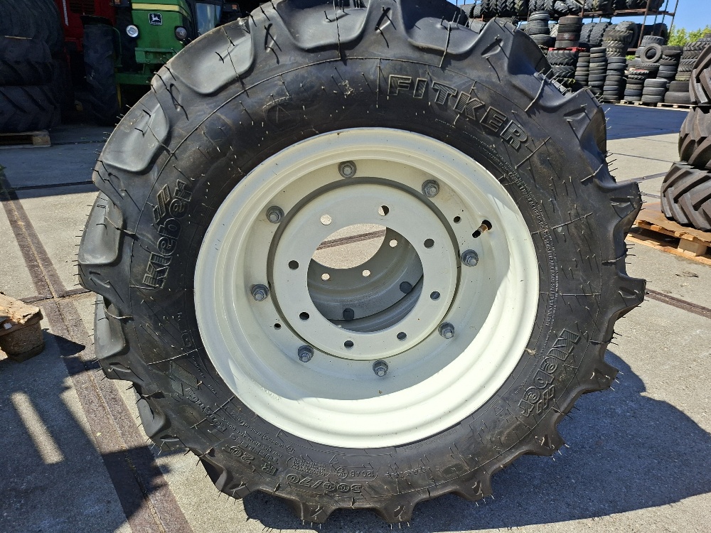 KLEBER BANDEN 300/70R20[2]