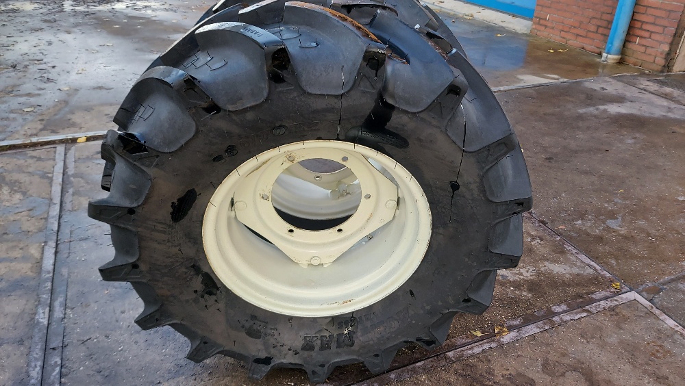 SET BANDEN BKT 380/70R20