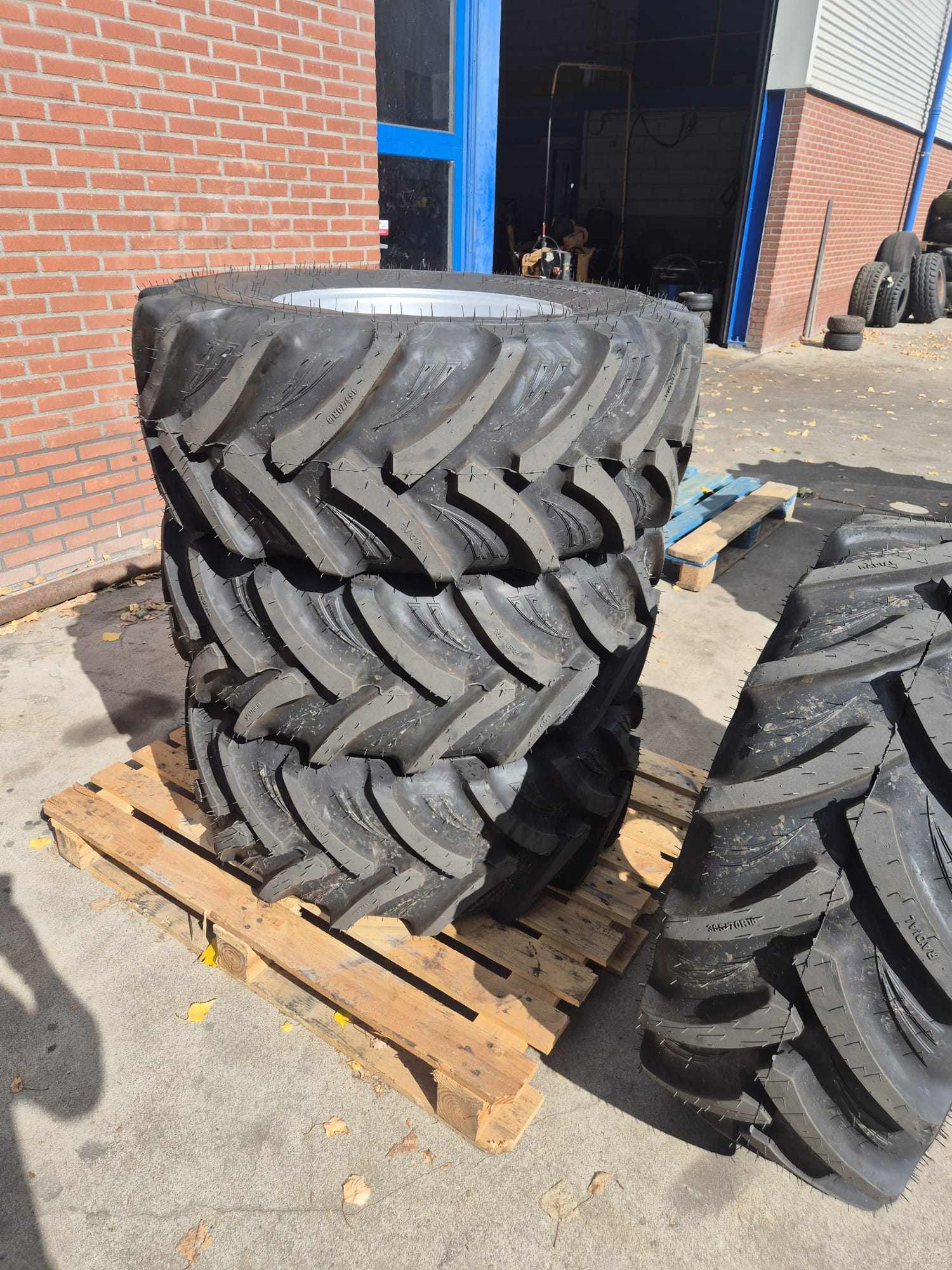 4 BKT BANDEN+VELG 365/70R18 4 BKT BANDEN+VELG 365/70R18