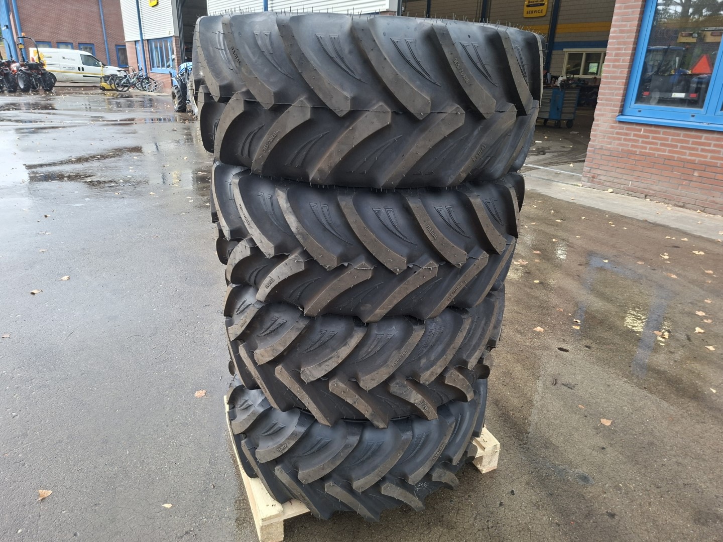 4 BKT BANDEN+VELG 365/70R18 4 BKT BANDEN+VELG 365/70R18