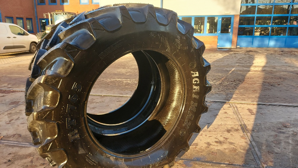 SET BANDEN BKT 520/70R38