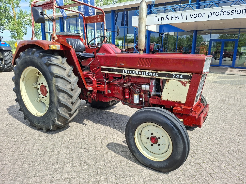 INTERNATIONAL 744 2WD