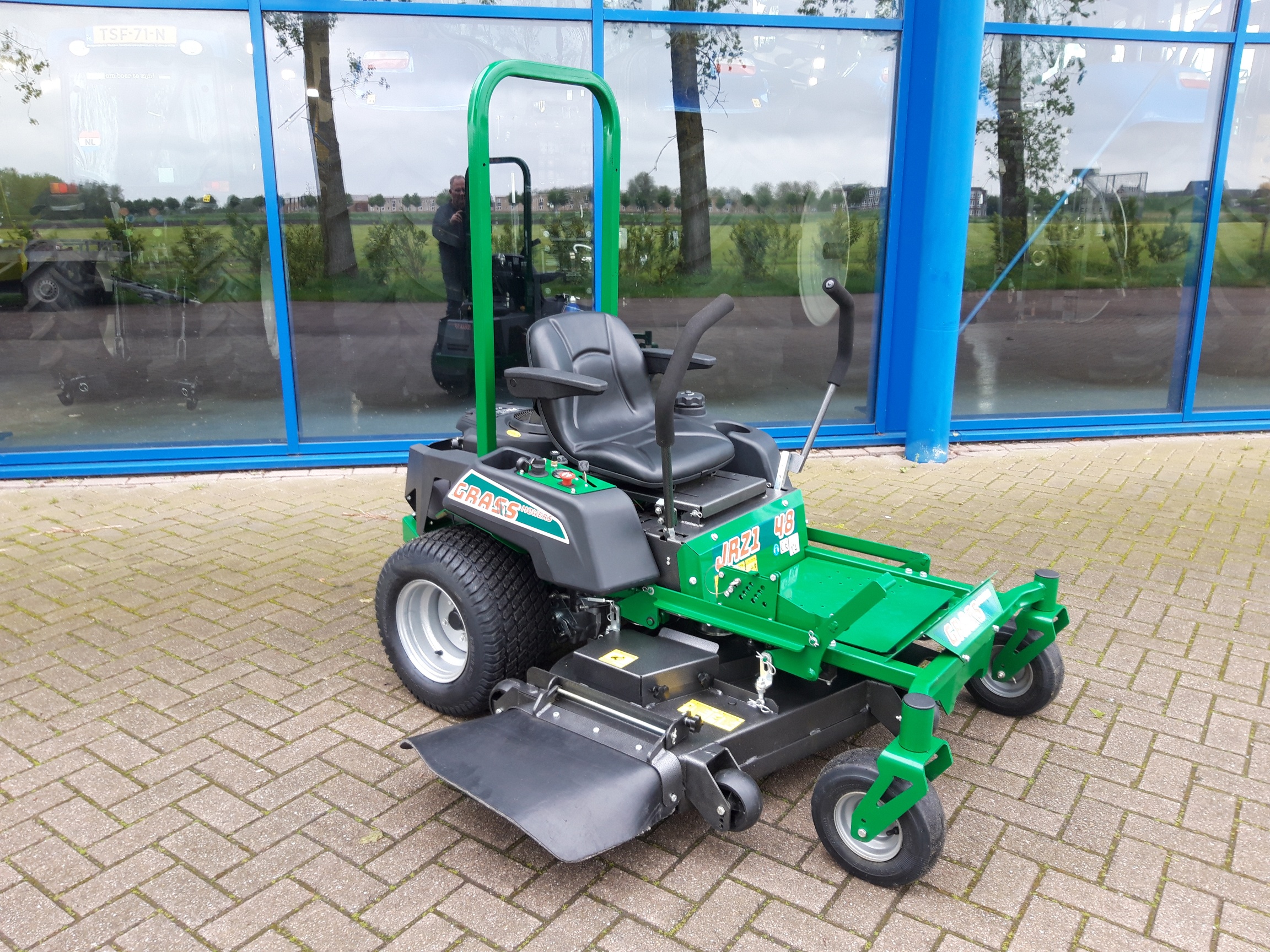 GRASSMOWER JR1 48 ZERO-TURN GRASSMOWER JR1 48 ZERO-TURN